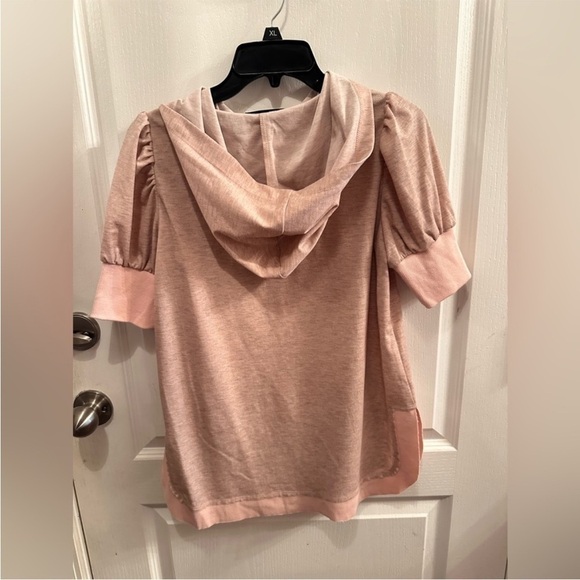Doe & Rae NWOT Light Pink Hooded Top - Picture 2 of 3
